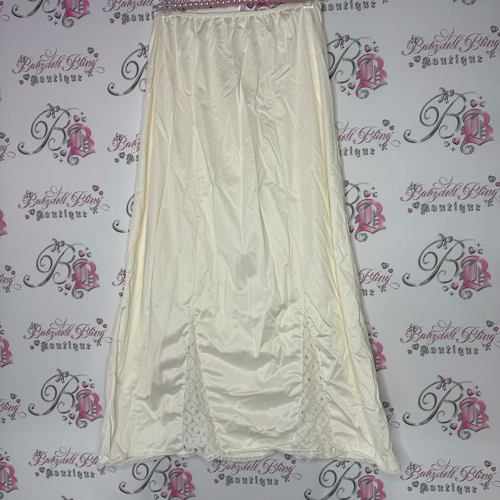 Skirt lace detail bottom trim Lacie shiny shimmer white cream slip vintage retro